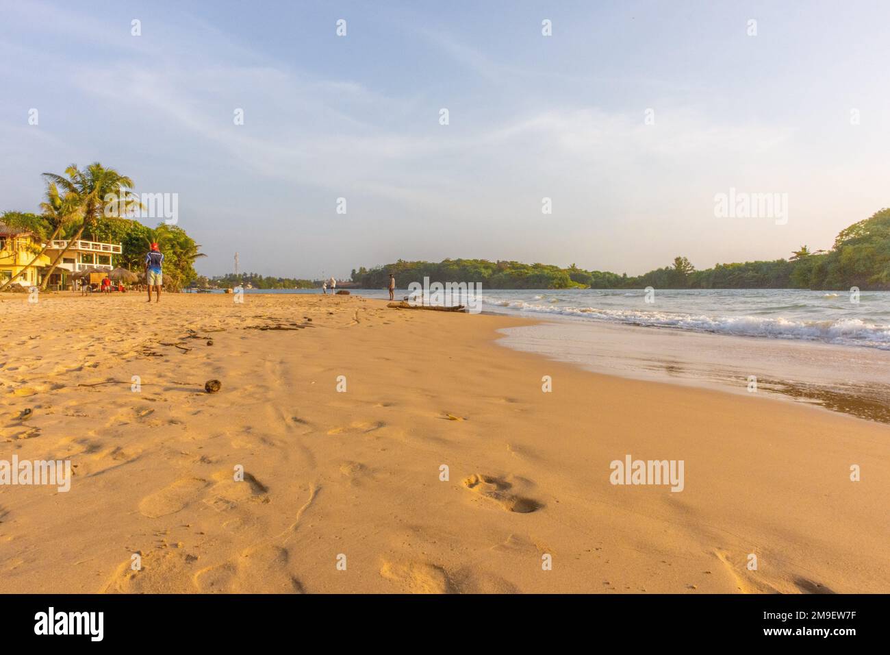 Sri Lanka bellissima spiaggia con la gente Foto Stock