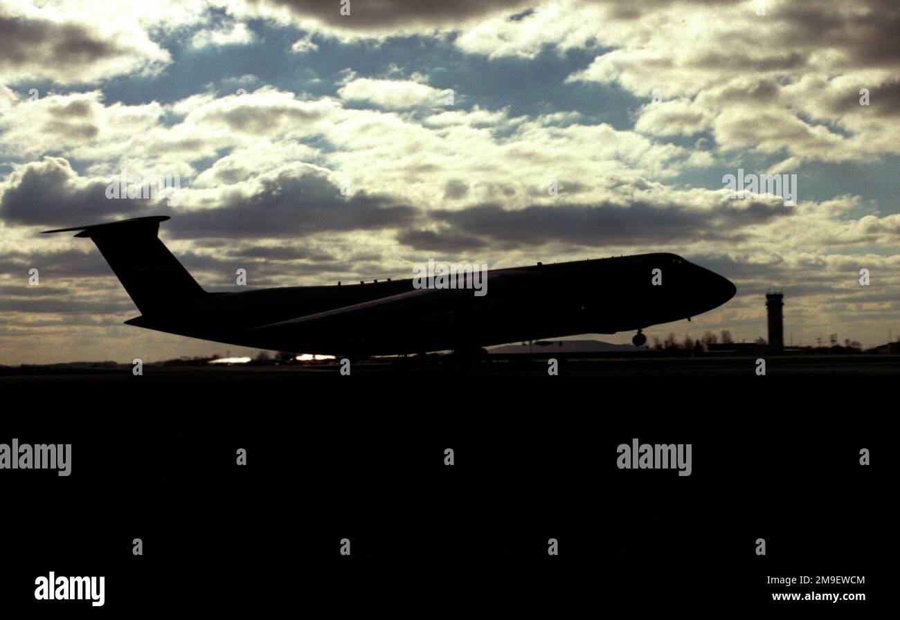 Scatto lungo. La C-5, con silhouette, decollo alla dover AFB, Delaware. Base: Dover Air Force base Stato: Delaware (DE) Paese: Stati Uniti d'America (USA) Foto Stock