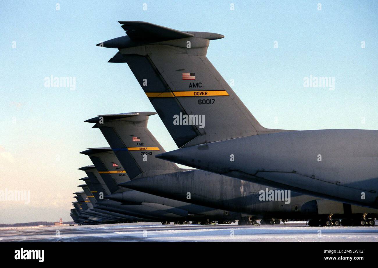 Scatto lungo. C-5 Galaxy Aircraft Tails allineati sulla linea di volo dover AFB, Delaware. Base: Dover Air Force base Stato: Delaware (DE) Paese: Stati Uniti d'America (USA) Foto Stock