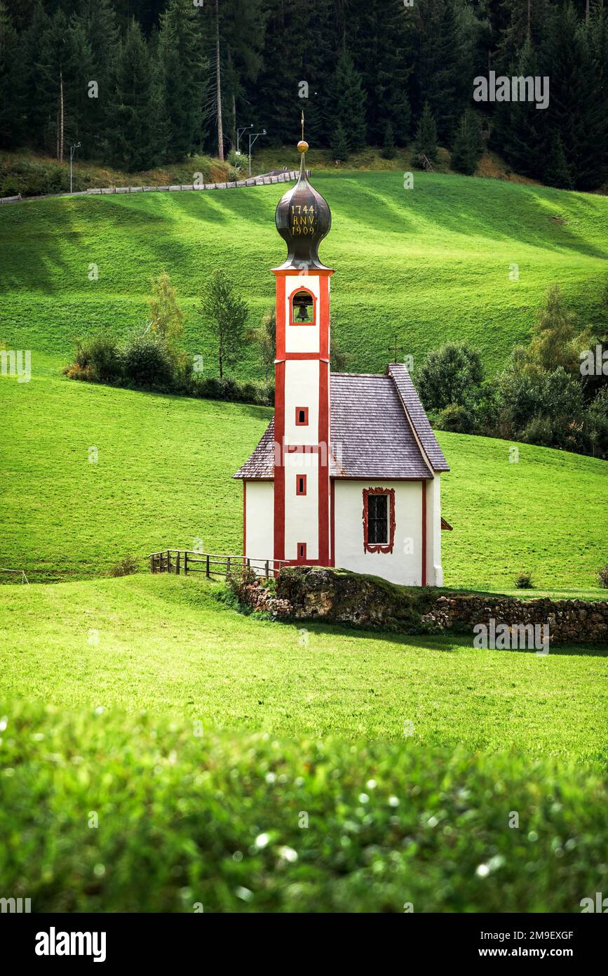 Val di Funes, Italia - bella St. Giovanni in Alto Adige. Dolomiti Alpi, soleggiato giorno di viaggio sfondo. Foto Stock