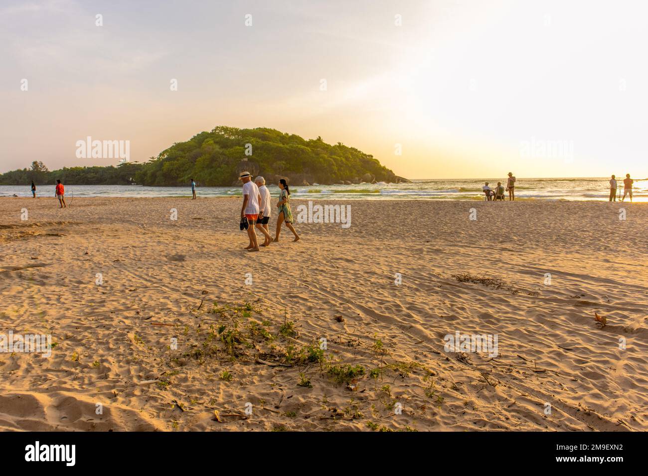 Sri Lanka bellissima spiaggia con la gente Foto Stock