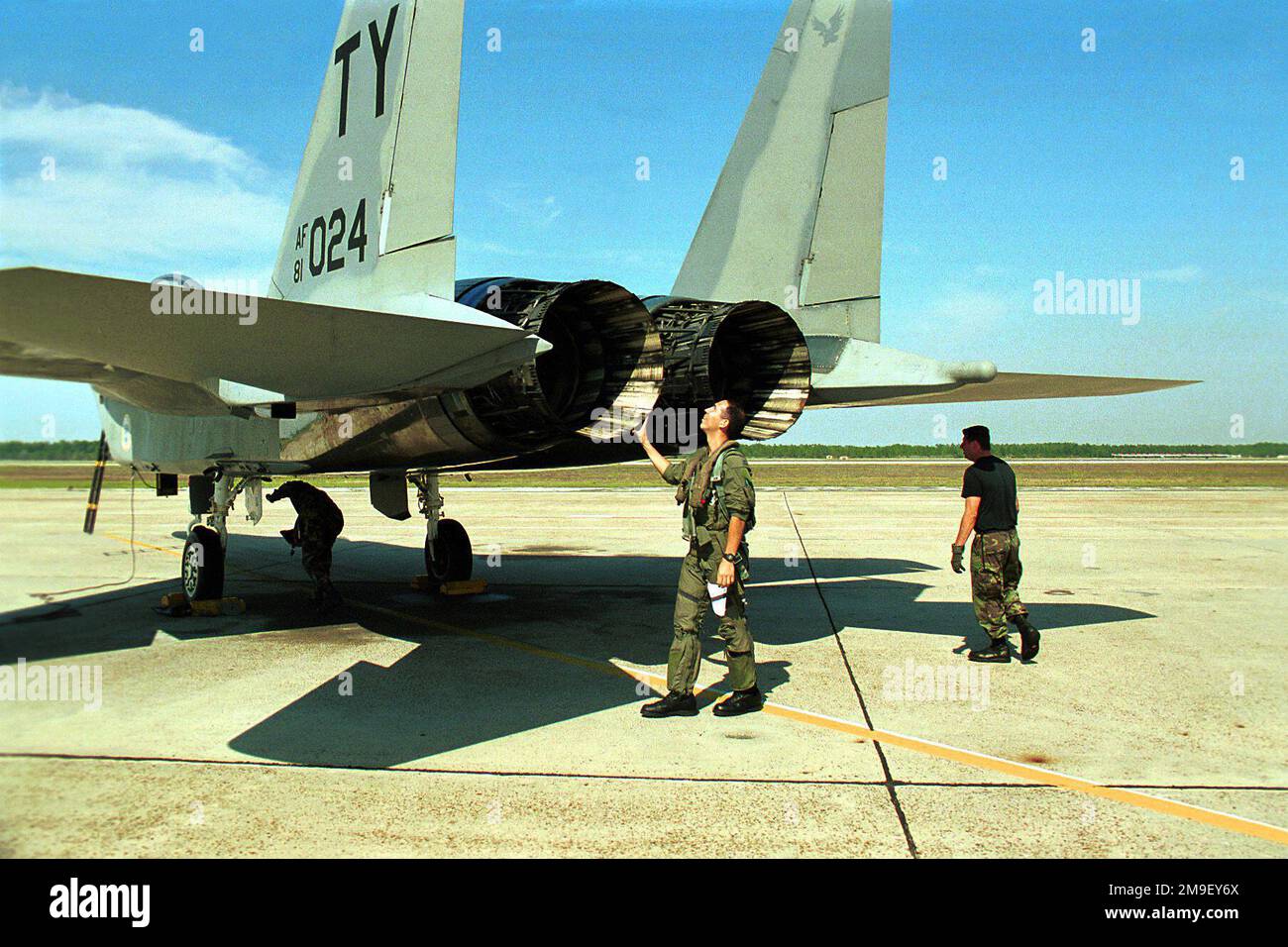 Il capitano DELL'aeronautica STATUNITENSE OJ Sanchez, 2nd Fighter Squadron, 325th Fighter Wing, Tyndall Air Force base, Florida, ispeziona il suo aereo F-15 prima del volo. IL MAGGIORE AIRMAN Kevin Soucie, 2nd addetto alla manutenzione del Fighter Squadron, cammina intorno al lato lontano dell'aereo. Base: Tyndall Air Force base Stato: Florida (FL) Paese: Stati Uniti d'America (USA) Foto Stock