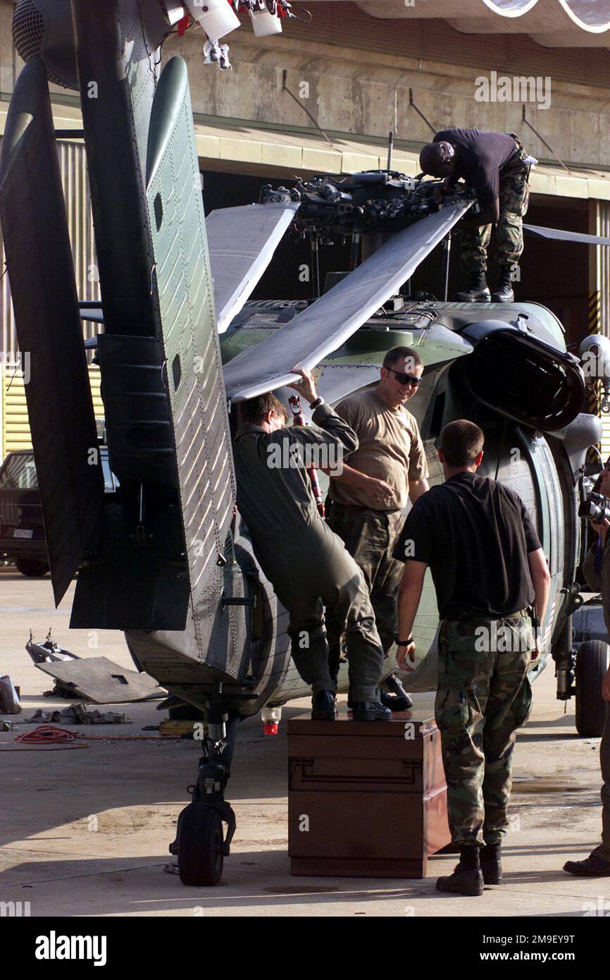 Scatto medio lungo. Un elicottero MH-60 a forma di nave Hawk del 41st Rescue Squadron, Moody Air Force base, Georgia, viene approntato per il trasporto a bordo di un C-5 di ritorno alla base dell'aeronautica Hoedspruit, Sudafrica, dopo essere arrivato da Beira, Mozambico, dove hanno consegnato rifornimenti di soccorso alle più lontane aree del paese, Come operazione Atlas Response, una missione di soccorso umantiaria nel Sud Africa, si chiude. Scatto medio lungo. Un elicottero MH-60 a forma di nave Hawk del 41st Rescue Squadron, Moody Air Force base, Georgia, viene approntato per il trasporto a bordo di un C-5 di ritorno alla base dell'aeronautica Hoedspruit, sud Foto Stock