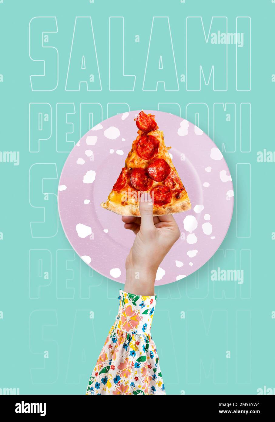 Poster del cibo moderno. Donna che tiene un pezzo di salame pepperoni pizza. Cucina moderna. Pubblicità, marketing e business. Poster, illustrazione wi Foto Stock