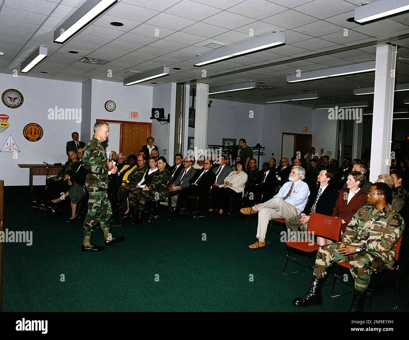 Il generale maggiore dell'esercito AMERICANO Joseph W. Arbuckle, generale comandante, comando di supporto delle operazioni dell'esercito americano, discute il nuovo comando durante una cerimonia provvisoria di standup. Paese: Sconosciuto Foto Stock