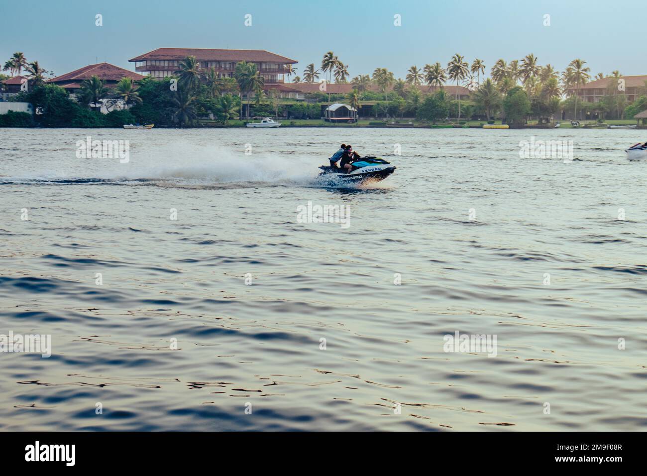 Barca sulla spiaggia in Signore Lanka Foto Stock