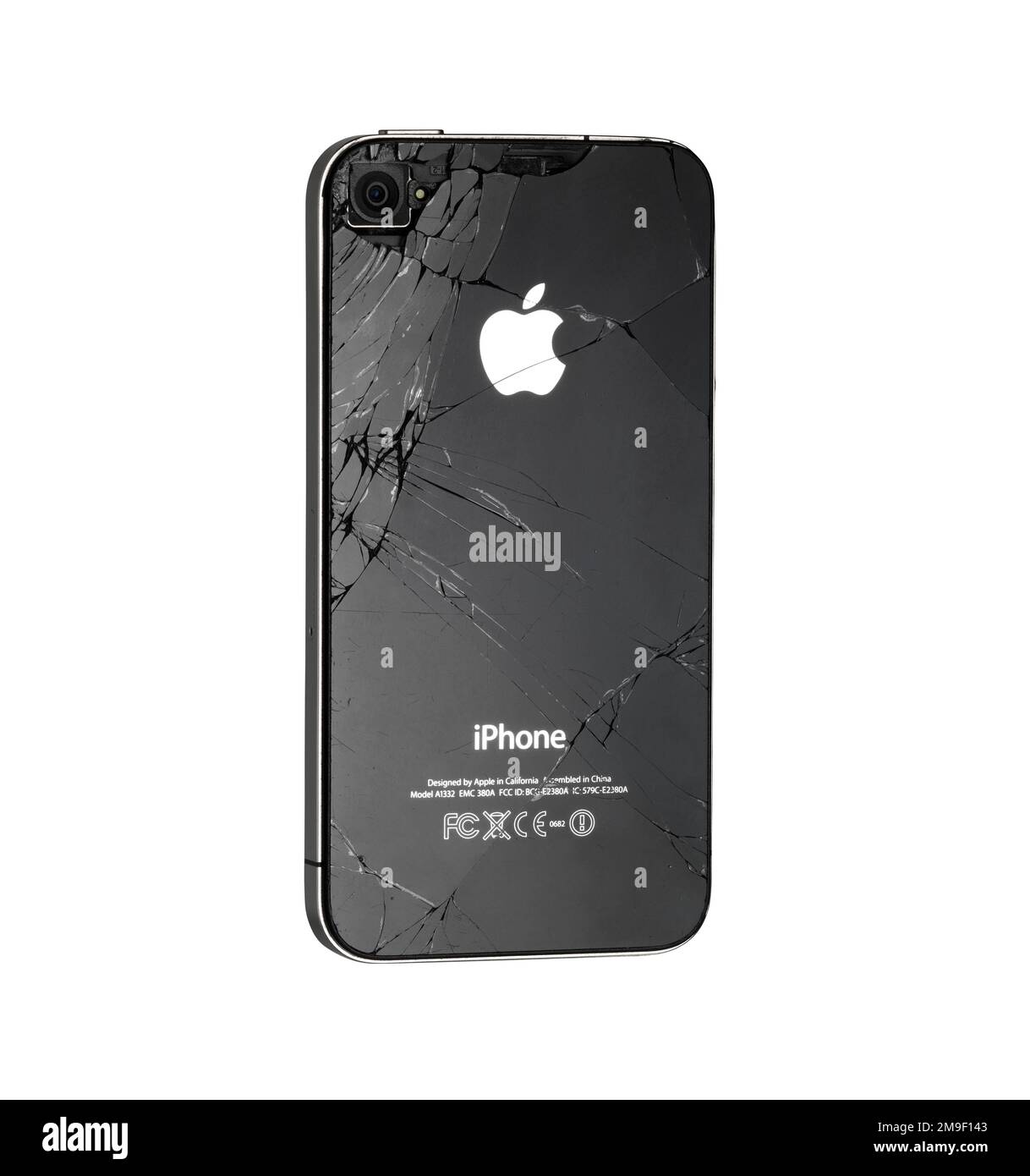 Barcellona - Spagna - Giugno 22 2015 - Studio shot di un iPhone 4 di Apple Inc. Con logo e marchi di design. Modello nero gravemente danneggiato Foto Stock Barcellona - Spagna - Giugno 22 2015 - Studio shot di un iPhone 4 di Apple Inc. Con logo e marchi di design. Modello nero gravemente danneggiato Foto Stock