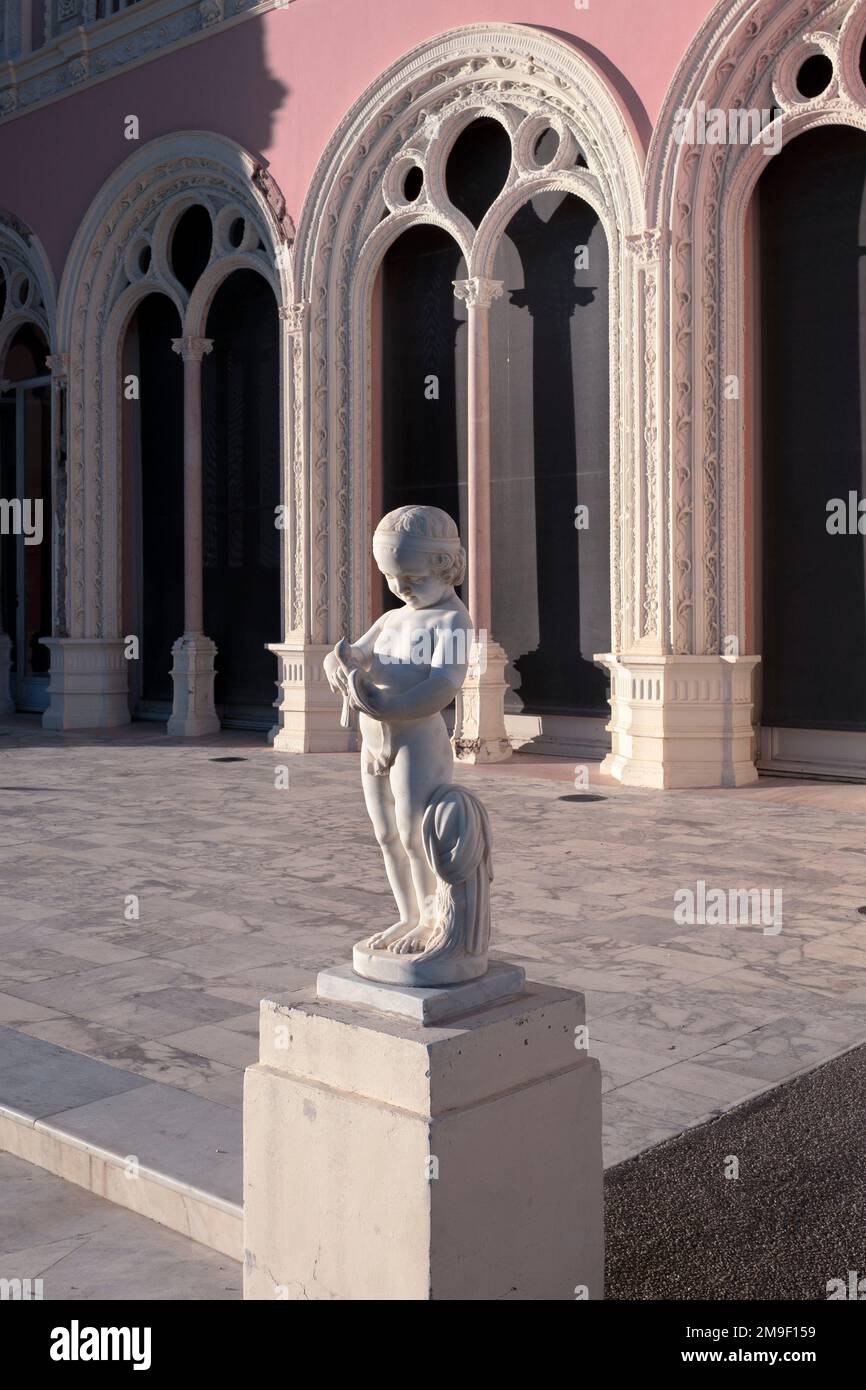 Saint-Jean-Cap-Ferrat-Francia. Circa novembre 2022. Scultura di cherubino nel palazzo rinascimentale di Villa Ephrussi Rothschild. Foto Stock