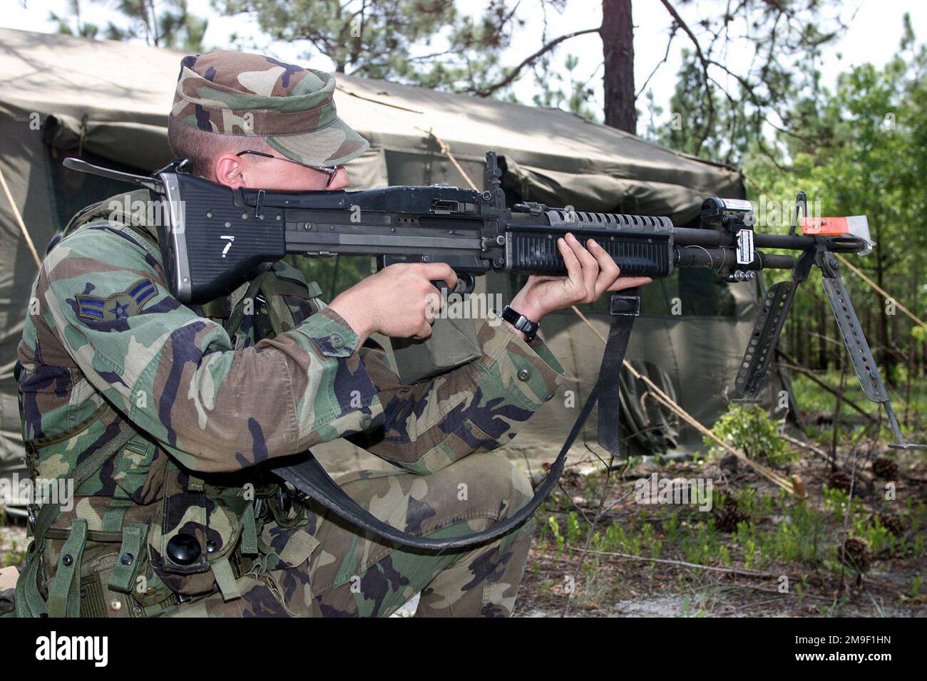Profilo lato destro ripresa ravvicinata media con l'US Air Force AIRMAN First Class Brian Dougherty del 305 Security Forces Squadron, McGuire AFB, New Jersey, che testa il MILES (Multiple Integrated laser Engaging System) 2000 su un M60 prima dell'evento tattico di combattimento del 9 maggio, 2000 durante il concorso di preparazione al Rodeo 2000 presso il Papa AFB. Durante la gara di una settimana, più di 100 squadre e 2.500 membri del personale di oltre 300 membri dell'aeronautica, della riserva dell'aeronautica, della guardia nazionale aerea, degli Stati Uniti Unità dell'esercito e nazioni straniere gareggeranno in airdrops, carico di carico, rifornimento, pre-volo, resistenza di combattimento, combattimenti all'interno dell'unità Foto Stock