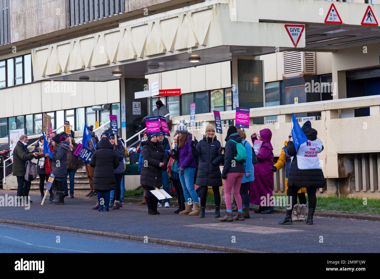 Poole, Dorset, Regno Unito. 18th gennaio 2023. Infermieri sulla linea del picket durante il giorno di sciopero al di fuori dell'ospedale di Poole in Dorset. Royal College of Nursing membri presso University Hospitals Dorset NHS Foundation Trust aderire. l'azione di sciopero per la paga giusta oggi e domani. Credit: Carolyn Jenkins/Alamy Live News Foto Stock