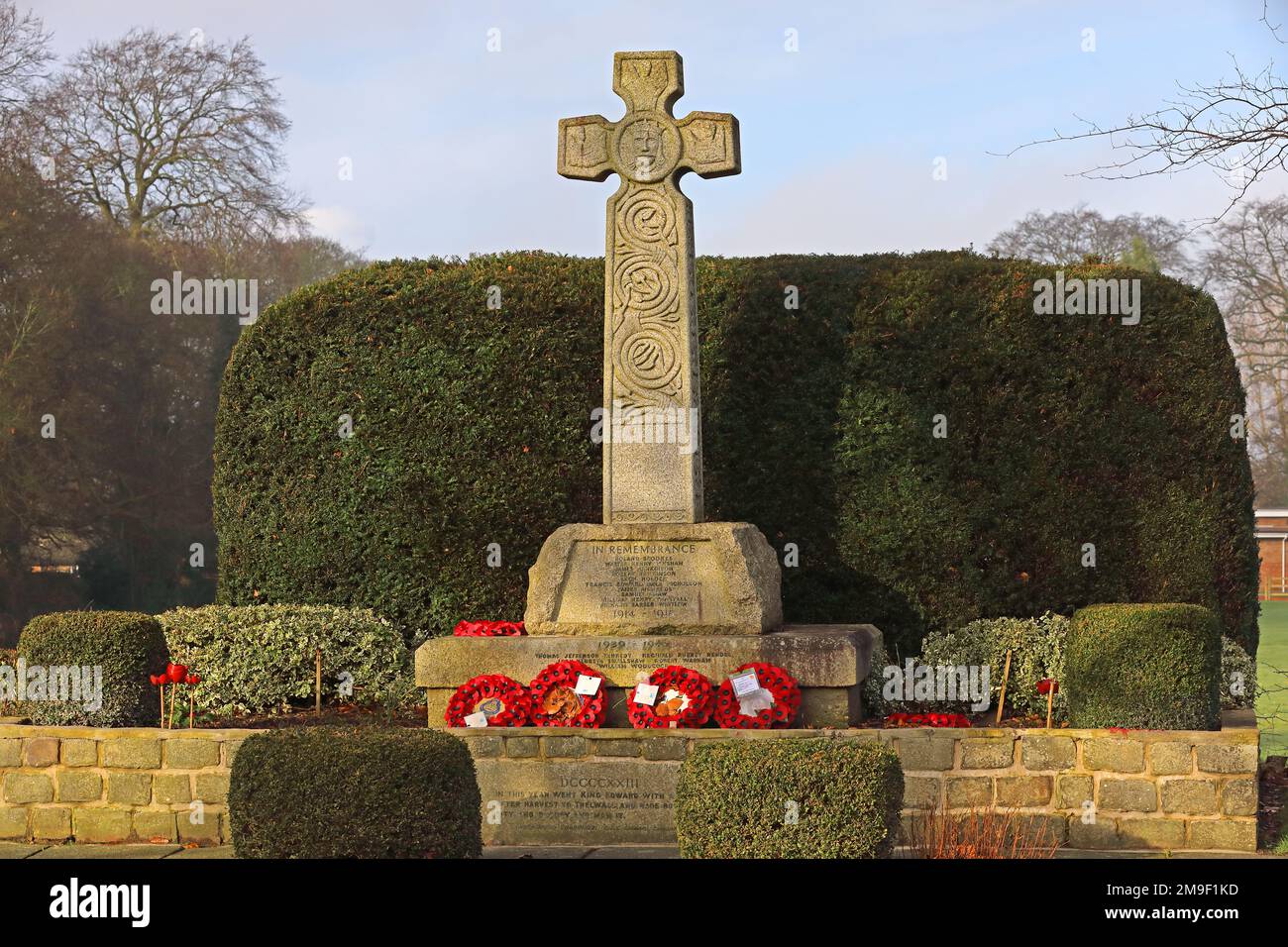 Thelwall War Memorial, croce di granito anglosassone, con una raffigurazione del re Edoardo il Vecchio nella traversa, Bell Lane, Thelwall, Warrington, UK Foto Stock