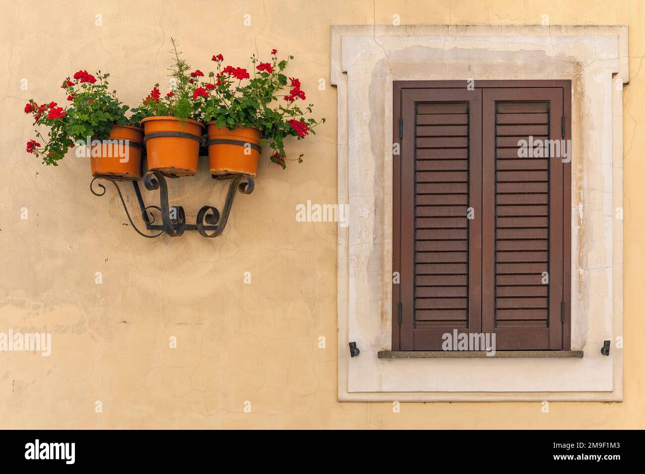 Vasi da fiori e persiane in legno, Castel Gandolfo, Italia Foto Stock
