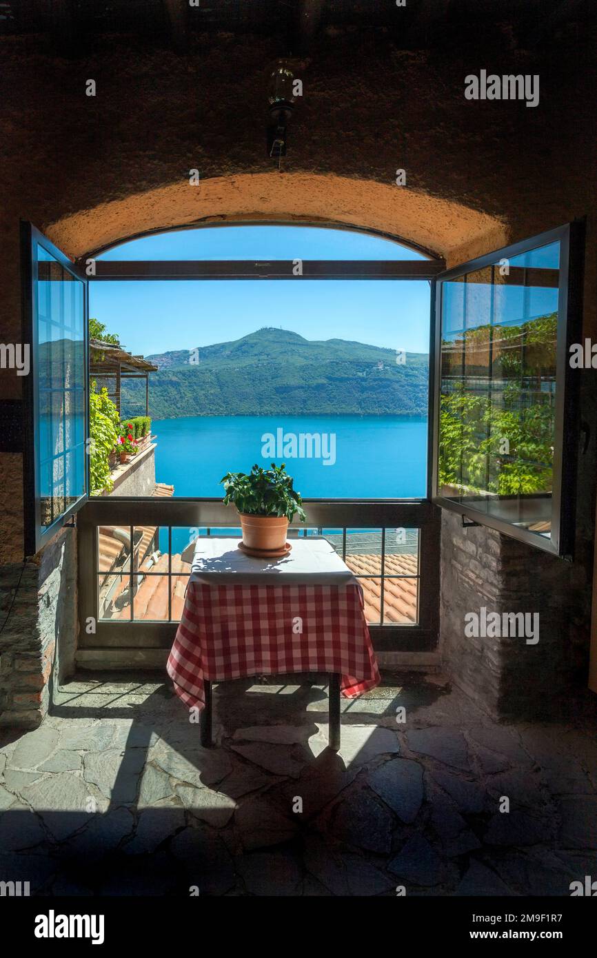 Vista del lago Albano attraverso la finestra ad arco, Castel Gandolfo, Italia Foto Stock