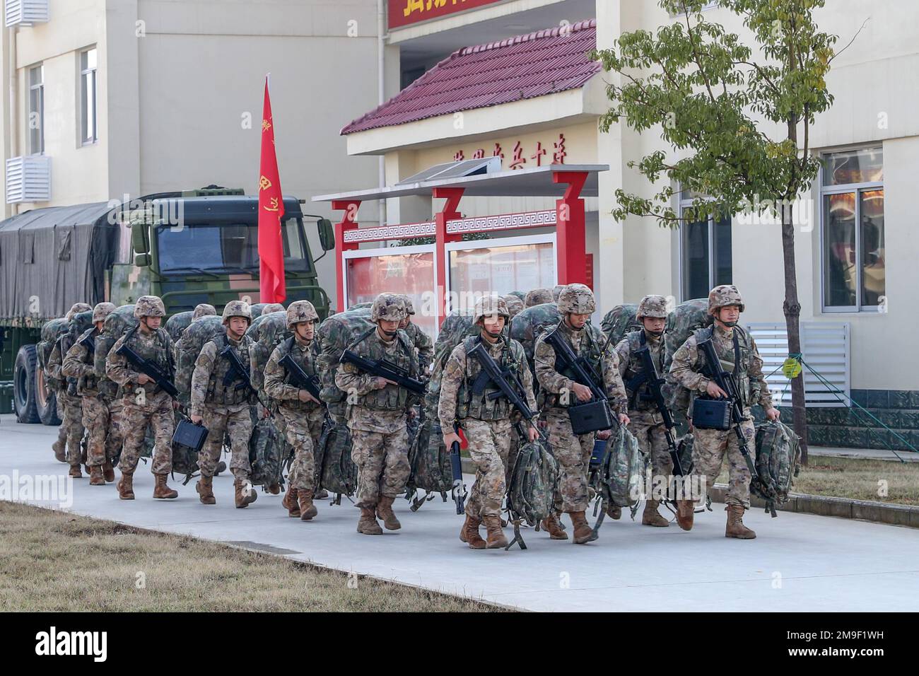 Una brigata dell'esercito del gruppo 72nd organizza una trivella di preparazione al combattimento, Cina, 18 gennaio 2023. Foto Stock