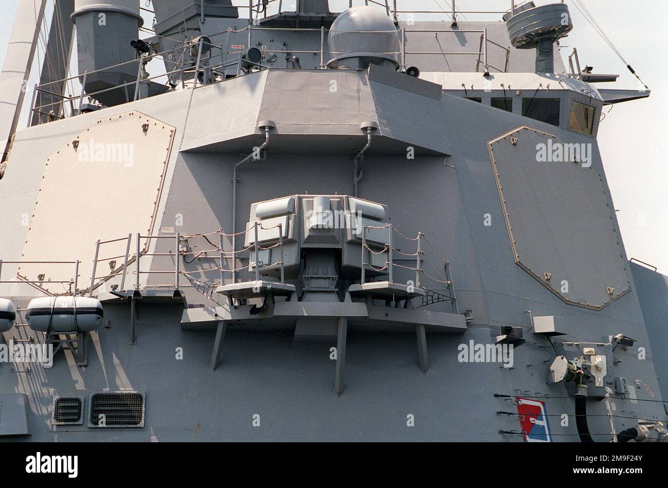 Vista a dritta di un sistema DI guerra elettronica AN/SLQ-32 (EW) a bordo della USS MCFAUL (DDG 74), ormeggiata al suo molo. Base: Norfolk Stato: Virginia (VA) Nazione: Stati Uniti d'America (USA) Foto Stock