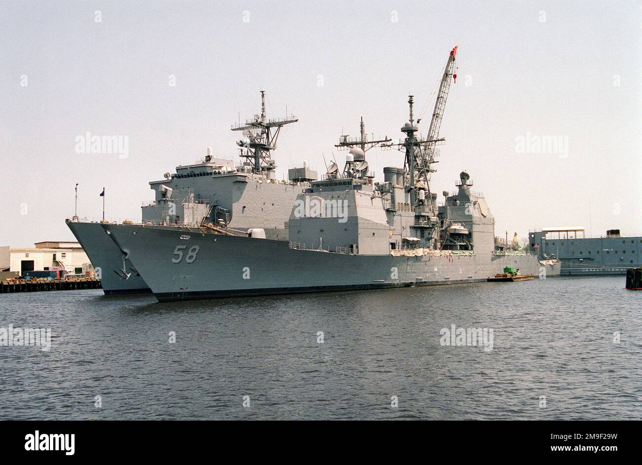 Una vista di prua del porto della USS LABOON (DDG 58) ormeggiata ad una nave da sbarco sconosciuta della Classe Harpers Ferry, armata con un sistema di armi autodifesa RIM-116 RAM (missile a telaio rotante) sulla sua sezione di prua. Base: Norfolk Stato: Virginia (VA) Nazione: Stati Uniti d'America (USA) Foto Stock