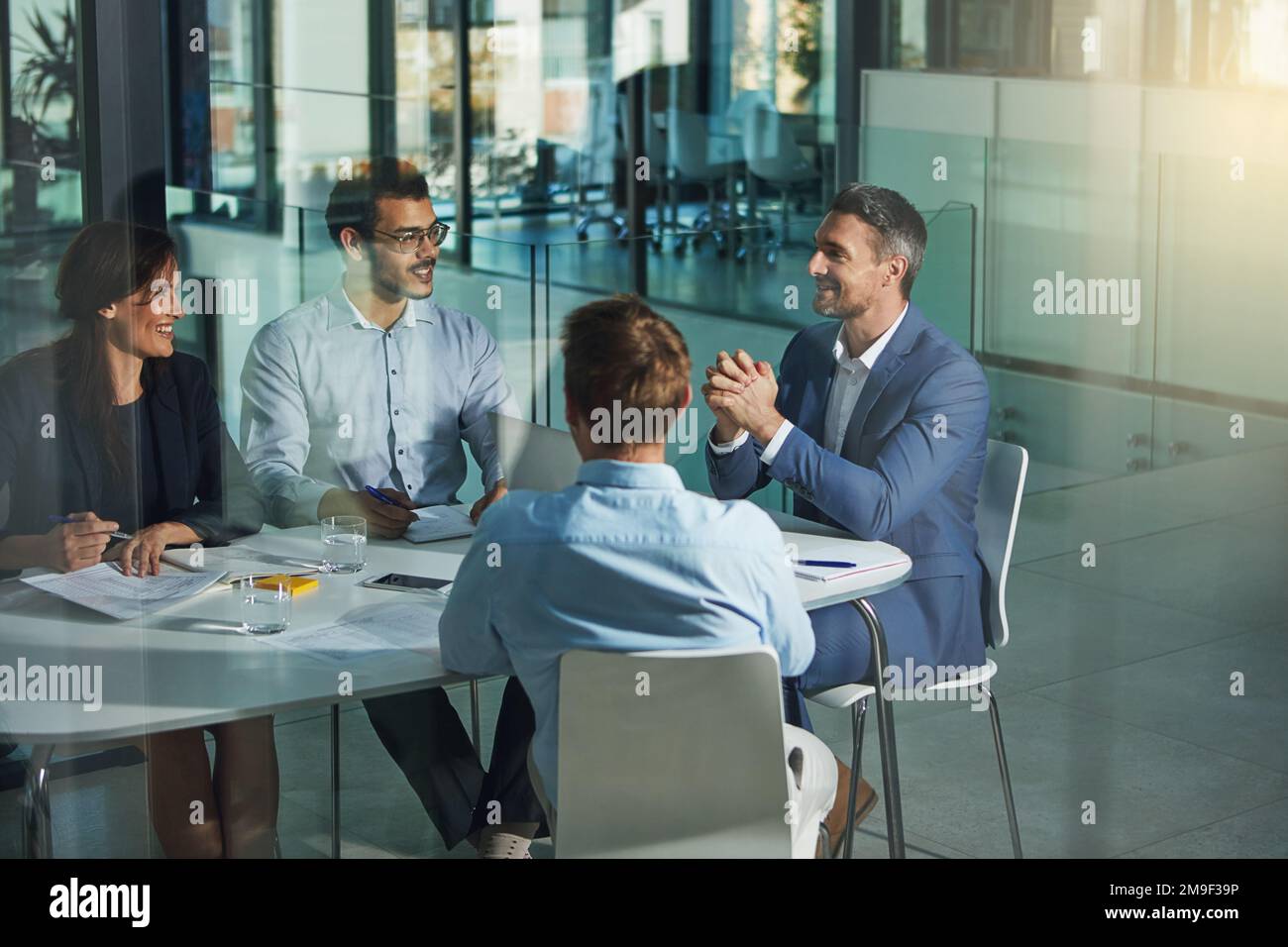 Uomini d'affari, incontri e discussioni per la pianificazione aziendale, la strategia o il brainstorming in ufficio. Gruppo di lavoratori dipendenti in riunione d'affari Foto Stock