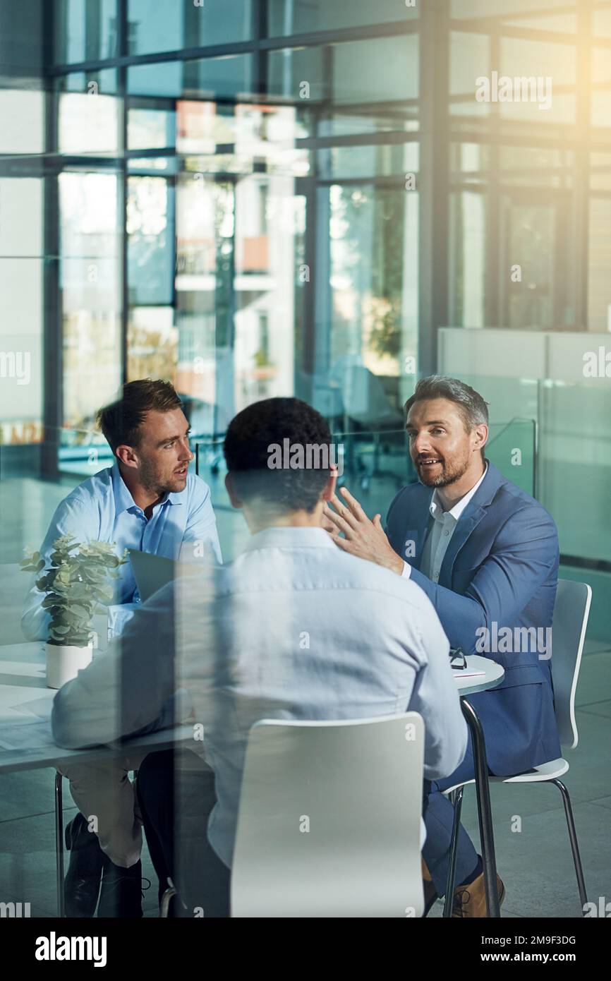 Uomini d'ufficio, di pianificazione e d'affari in riunione per la strategia di marketing, idee e progetto di lavoro. Lavoro di squadra, collaborazione e gruppo di lavoratori di sesso maschile Foto Stock