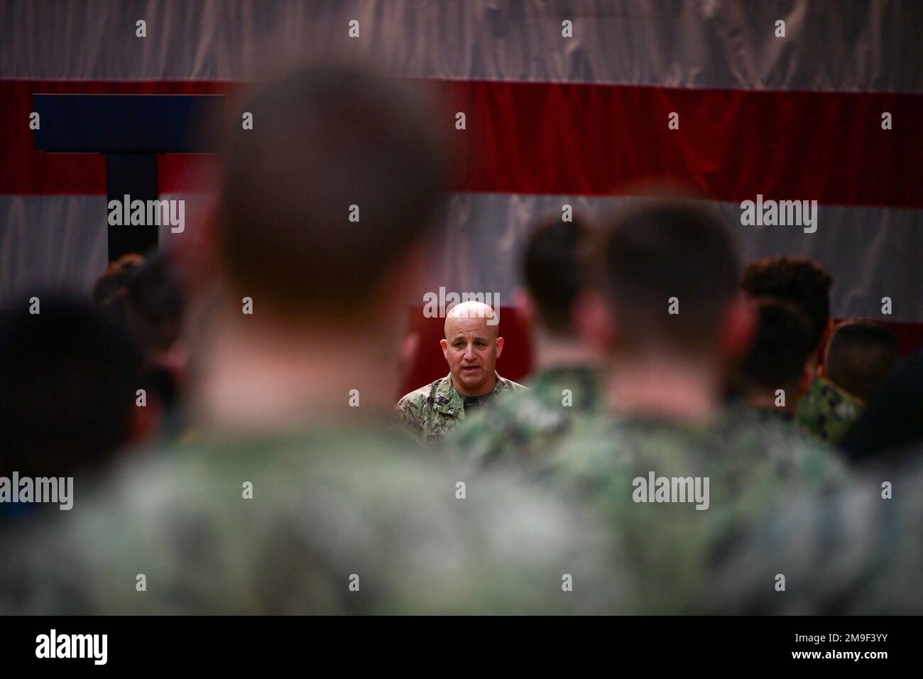 Il Master Chief Petty Officer della Marina Russell Smith risponde alle domande durante una chiamata a mani libere alla base navale Kitsap-Bremerton, Washington, 19 maggio 2022. MCPON Smith ha visitato i comandi in tutto il nord-ovest del pacifico per impegnarsi con i marinai per discutere le loro preoccupazioni, i problemi relativi alla qualità della vita e il campione responsabile delle operazioni navali ADM. Mike Gilday ha preso l'iniziativa "Get Real, Get Better" (Get Real, Get Better). “Get Real, Get Better” è un invito ad agire per ogni leader della Marina militare affinché applichi una serie di Best practice per la risoluzione dei problemi e la leadership collaudata della Marina militare che consentono ai nostri dipendenti di ottenere prestazioni eccezionali. Foto Stock