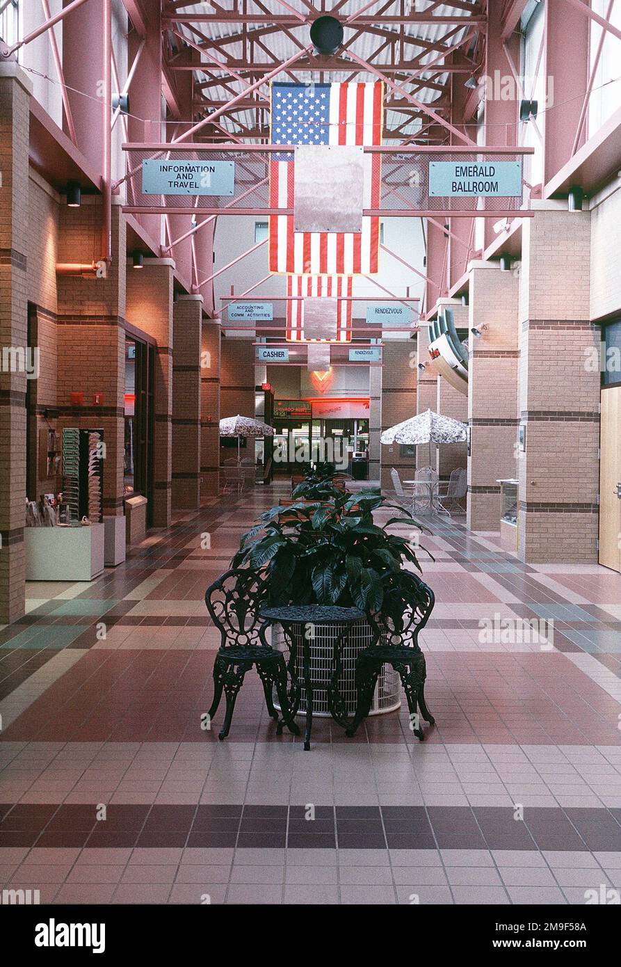 Una vista interna della 'Emerald City', una struttura da $15,4 milioni di dollari situata presso la McConnell AFB, Kansas. Questo complesso di 4 acri ospita la piscina base, il centro fitness, la sala da ballo, le sale riunioni, la biblioteca, biglietti e viaggi, pista da bowling, sale per uffici e locali, ristoranti raffinati e in stile caffetteria. Da AIRMAN Magazine, luglio 2000 articolo 'Mission McConnell.'. Una vista interna della 'Emerald City', una struttura da $15,4 milioni di dollari situata presso la McConnell AFB, Kansas. Questo complesso di 4 acri ospita la piscina base, il centro fitness, la sala da ballo, le sale riunioni, la biblioteca, biglietti e t Foto Stock