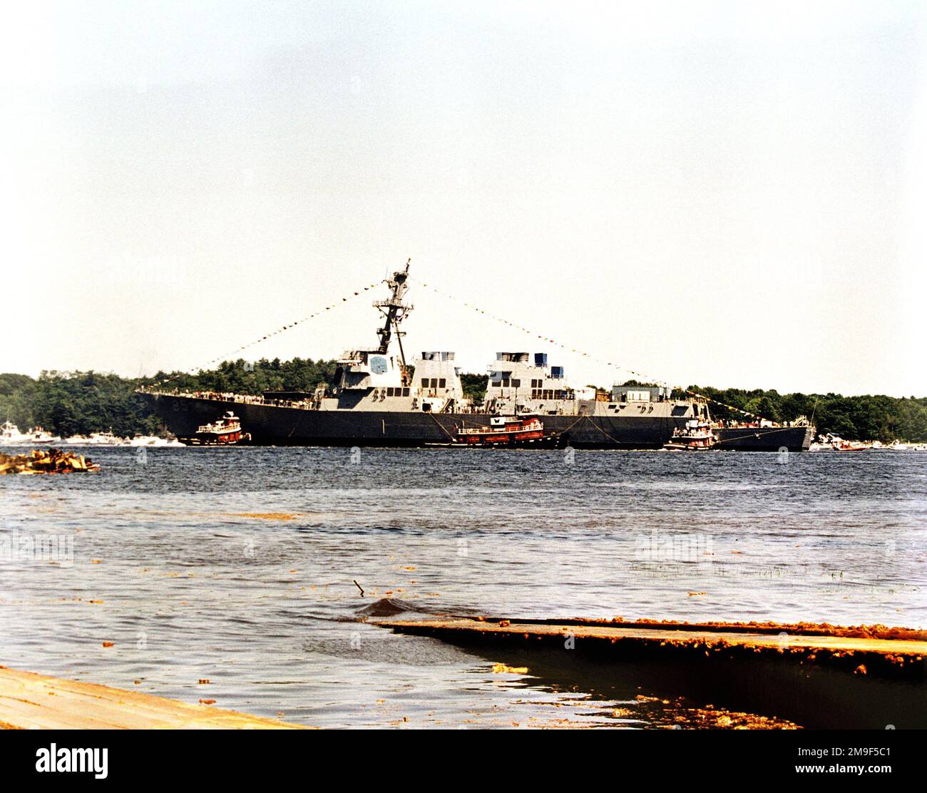 Vista laterale del porto di Arleigh Burke Block IIA Aegis Class Guided Missile Destroyer USS MCCAMPBELL (DDG 85) in acqua nel fiume Kennebec dopo il lancio e il battesimo della nave presso il cantiere navale Bath Iron Works. Base: Bath Stato: Maine (ME) Nazione: Stati Uniti d'America (USA) Foto Stock