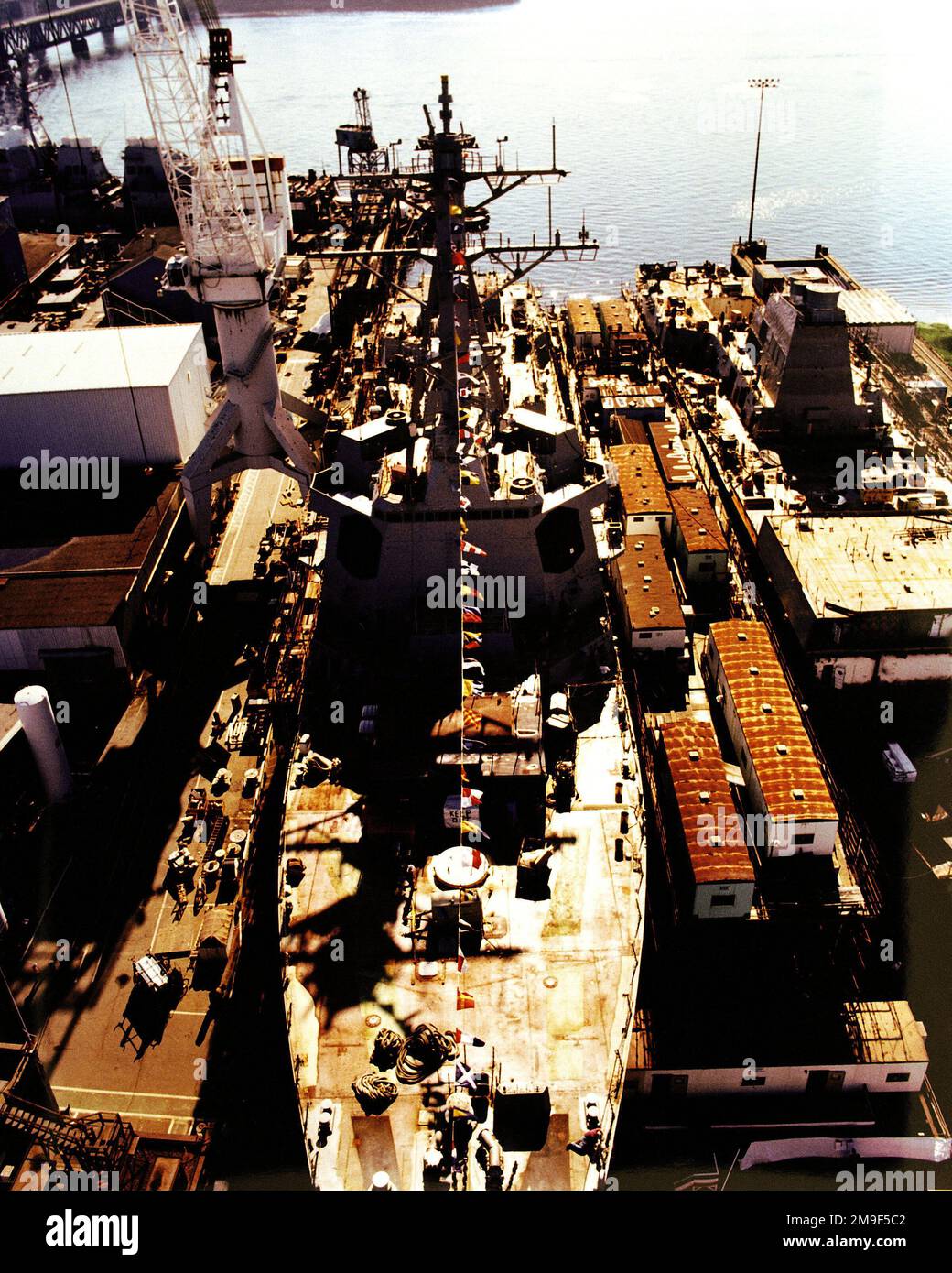 Vista ad arco obliqua del blocco Arleigh Burke IIA Classe Aegis Destroyer missile guidato USS MCCAMPBELL (DDG 85) poco prima del lancio presso il cantiere navale Bath Iron Works sul fiume Kennebec. Base: Bath Stato: Maine (ME) Nazione: Stati Uniti d'America (USA) Foto Stock