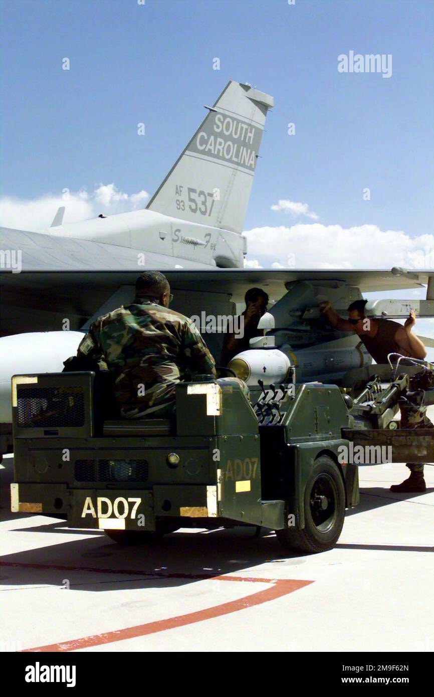Specialisti in armi, IL MAESTRO Sergente Kenney Stevenson, il tecnico Sergente Sean o'hara e IL SERGENTE Jeremy Pow, membri della 169th Fighter Wing (FW) della South Carolina Air National Guard, la McEntire Air National Guard Station, caricano missili AGM-65 Maverick su un aereo F-16. Il 169th FW è schierato alla base dell'aeronautica militare di Hill, Utah per partecipare a Combat Hammer. È uno squadrone volante, lo Squadrone Fighter 157th (FS), è una delle numerose unità che operano in questa missione di test sulle armi "live-Fire". Il modello 157th FS attiva i missili anti-radiazioni AGM-88 Highspeed (HARM) e AGM-65G Maverick Foto Stock