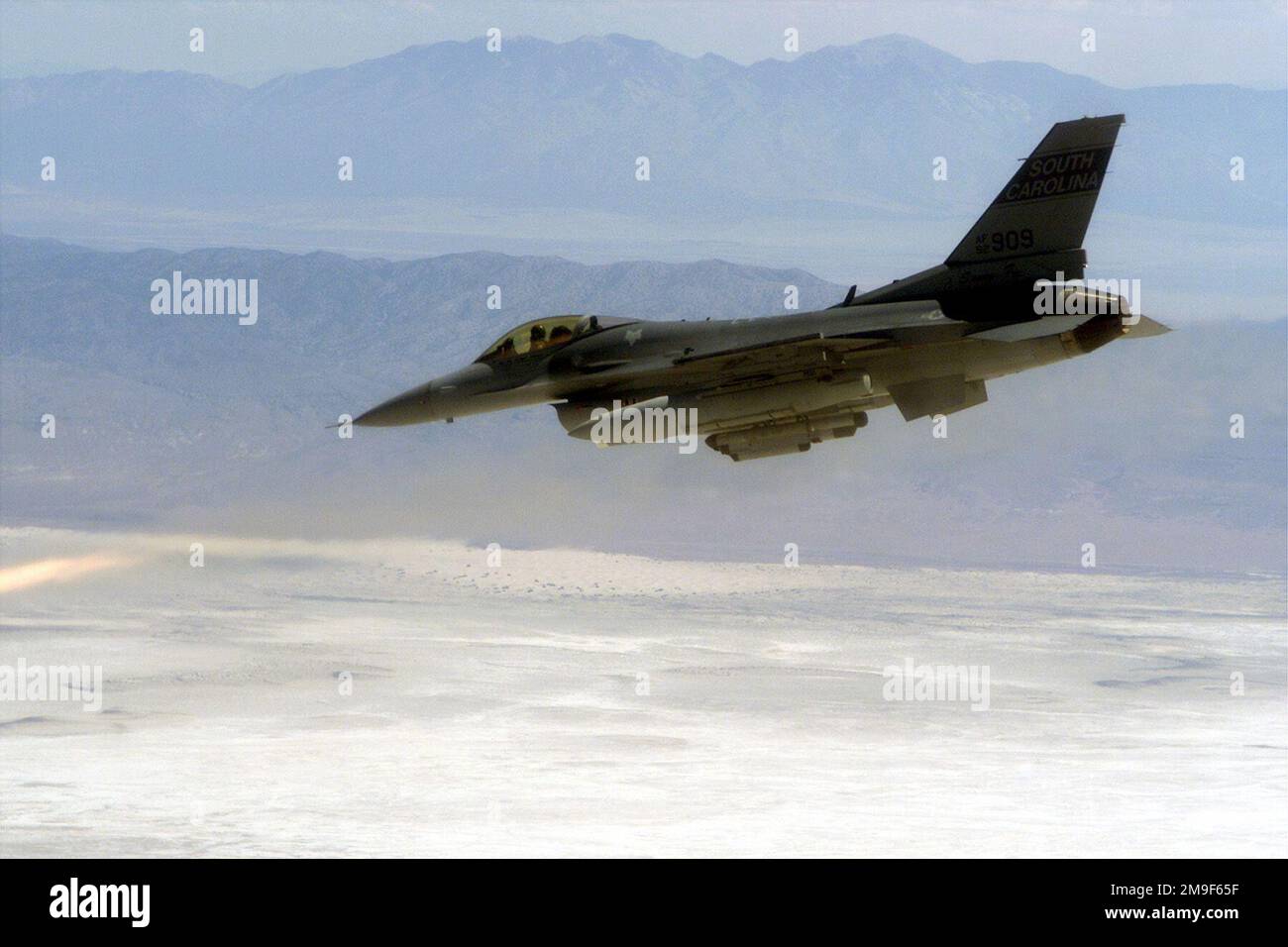 Un F-16 Fighting Falcon Aircraft del 157th Fighter Squadron (FS) Swamp Fox, 169th Fighter Wing (FW) della South Carolina Air National Guard Station, McEntire Air National Guard Station si impegna a raggiungere il suo obiettivo. Il 169th FW è schierato alla base dell'aeronautica militare di Hill, Utah per partecipare a Combat Hammer. È lo squadrone volante, il 157th FS, è una delle diverse unità che operano in questa missione di prova di armi "fuoco vivo". Il 157th FS sparerà missili anti-radiazione AGM-88 Highspeed (HARM) e Maverick AGM-65G per testare le loro abilità piloti, le loro tattiche unitari e l'efficacia dei sistemi missilistici. Foto Stock
