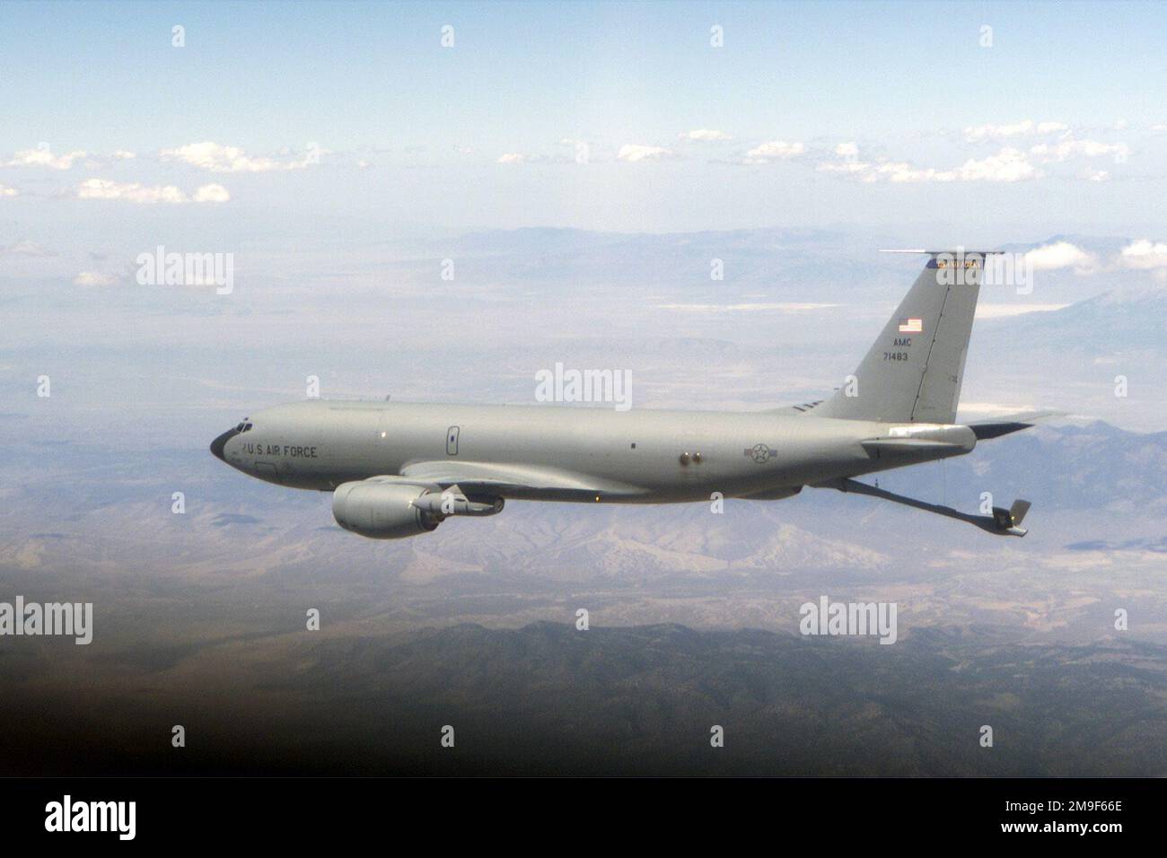 Una Stratotanker KC-135, 169th Fighter Wing (FW) della South Carolina Air National Guard Station, la McEntire Air National Guard Station, in volo per l'utilizzo come supporto di autocisterna per IL MARTELLO DA COMBATTIMENTO ALLA base dell'aeronautica militare Hill, Utah. Lo squadrone volante del 169th FW, lo Squadrone di combattimento 157th (FS), è una delle diverse unità che operano in questa missione di test sulle armi "live-Fire". Il 157th FS sparerà missili anti-radiazione AGM-88 Highspeed (HARM) e Maverick AGM-65G per testare le loro abilità piloti, le loro tattiche unitari e l'efficacia dei sistemi missilistici. Operazione/Serie oggetto: MARTELLO DA COMBATTIMENTO Ba Foto Stock