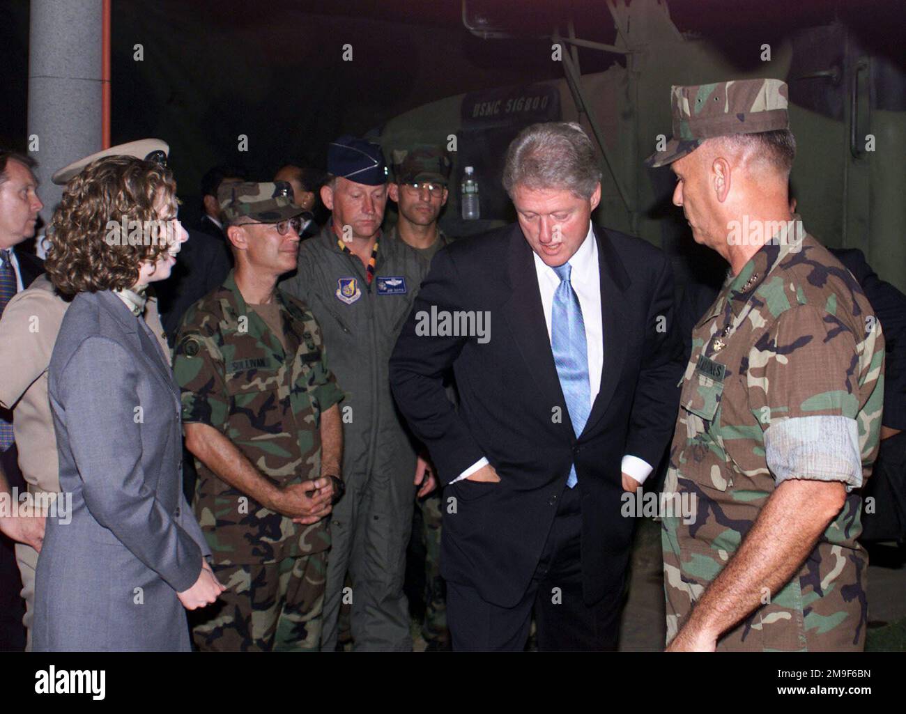 Hailston, il tenente generale DEL corpo della Marina STATUNITENSE Earl B., è grande dell'onorevole William Jefferson Clinton, presidente degli stati uniti, e di sua figlia Chelsea durante la sua visita a Okinawa, Giappone. Il presidente si reca in Giappone nel quadro di un vertice multinazionale che coinvolge gli otto principali paesi industrializzati. Stato: Okinawa Paese: Giappone (JPN) Foto Stock