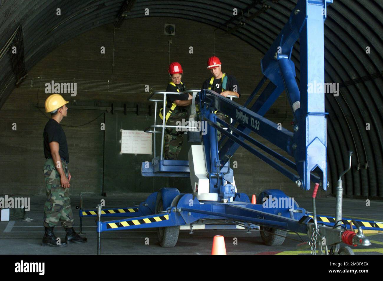 Direttamente sul colpo medio mentre il team di Araxos Air base Visual Information Intrusion Detection System cambia un apparecchio di illuminazione in un velivolo temprato. STAFF Sergente Maria Toles (Centro) e SENIOR AIRMAN Russ Haffner (destra), 731st Munizioni sostenere treno Squadron sui comandi dell'ascensore verticale. SRA Joe Ugarte (a sinistra) controlla che vengano seguite tutte le procedure di sicurezza. Base: Araxos Air base Paese: Grecia (GRC) Foto Stock