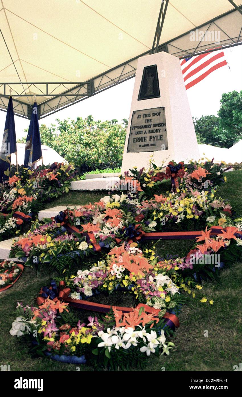 Il Monumento di Ernie Pyle, in IE Sihma, Giappone, segna il punto in cui il giornalista famoso ha perso la sua vita ad un cecchino giapponese durante la seconda guerra mondiale Il Monumento fu ridedicato il 22 luglio 2000, per commercantire il 100th° compleanno di Ernie Pyle. Base: Le Sihma Paese: Giappone (JPN) Foto Stock