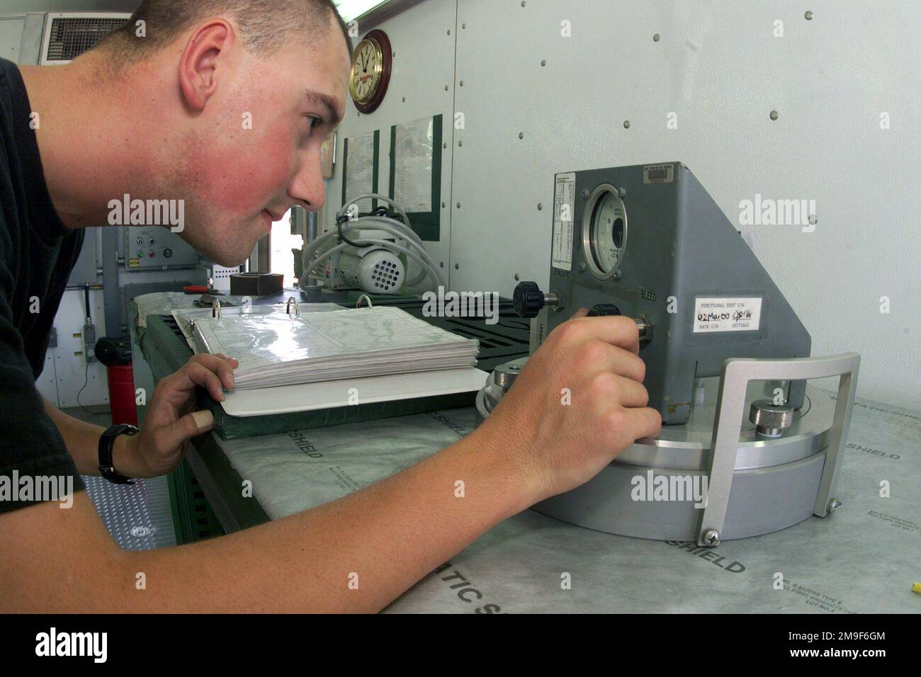 Primo piano facciale del profilo lato destro mentre il SENIOR DELL'aeronautica statunitense AIRMAN Lee McKintry, 731st Munizioni Support Squadron, ispeziona le attrezzature per un'operazione. Esegue la manutenzione e le ispezioni operative di tutti gli attrezzi nel camion di manutenzione delle armi prima del trasporto di un'arma. SRA McKintry è assegnato alla base aerea greca di Araxos per un giro remoto di un anno. Base: Araxos Air base Paese: Grecia (GRC) Foto Stock