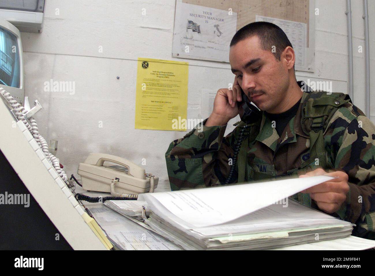 Vista dal lato sinistro ripresa media come senior DELL'aviazione militare statunitense AIRMAN Miguel Beltran, 831st Munizioni supporto Squadron Ghedi Air base, Italia spedisce personale a un Hardened Aircraft Shelter (non mostrato) durante un esercizio di allarme di ingresso non autorizzato. SRA Beltran è un operatore della struttura di monitoraggio remoto. (Immagine duplicata, vedere anche DF-SD-01-06021 o ricerca 000814-F-9629J-015). Base: Ghedi Air base Nazione: Italia (ITA) Foto Stock