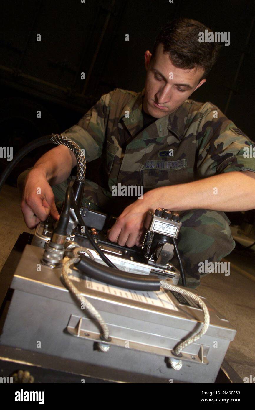 Medio colpo, SENIOR AIRMAN Chad Morris, 831st Munitions Support Squadron, Ghedi Air base, Italia prepara attrezzature di baia per la manutenzione su un addestratore di sistemi di armi. (Immagine duplicata, vedere anche DF-SD-01-07621 o ricerca 000814-F-9629J-003). Base: Ghedi Air base Nazione: Italia (ITA) Foto Stock