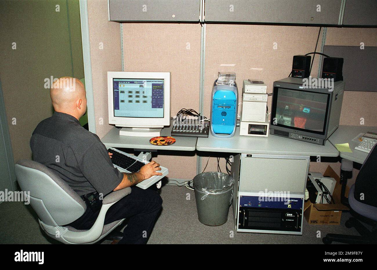 Christopher Salazar, civile del Dipartimento dell'Esercito, siede alla Sonic Solutions, DVD Creator Authoring Workstation. Il sistema viene utilizzato per la codifica e la creazione di DVD-R. Questa apparecchiatura viene utilizzata nello stabilimento di produzione audiovisiva Fort Sam Houston a Fort Sam Houston, San Antonio, Texas. Base: Fort Sam Houston, San Antonio Stato: Texas (TX) Paese: Stati Uniti d'America (USA) Foto Stock