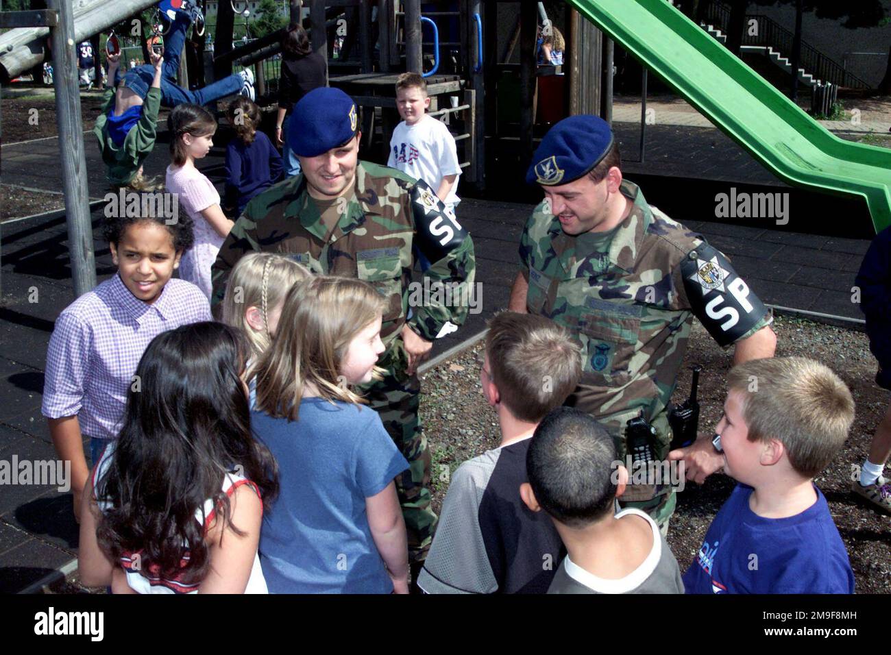 I membri della polizia di sicurezza tedesca, ZD4 Pfundstein e ZP4 Mayer, pattugliano le aree scolastiche della base aerea di Ramstein. L'interazione tra le forze di sicurezza e i bambini aiuta a identificare i possibili problemi prima che si verifichino. I membri della polizia di sicurezza tedesca, ZD4 Pfundstein e ZP4 Mayer, pattugliano le aree scolastiche della base aerea di Ramstein. L'interazione tra le forze di sicurezza e i bambini aiuta a identificare i possibili problemi prima che si verifichino. Foto Stock