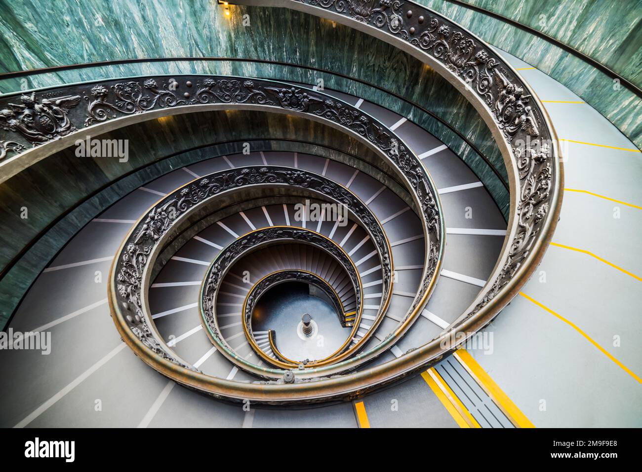 Scala del Bramante nei Musei Vaticani della Città del Vaticano. Roma, Italia. La scala a chiocciola a doppia elica è la famosa destinazione di viaggio. Foto Stock