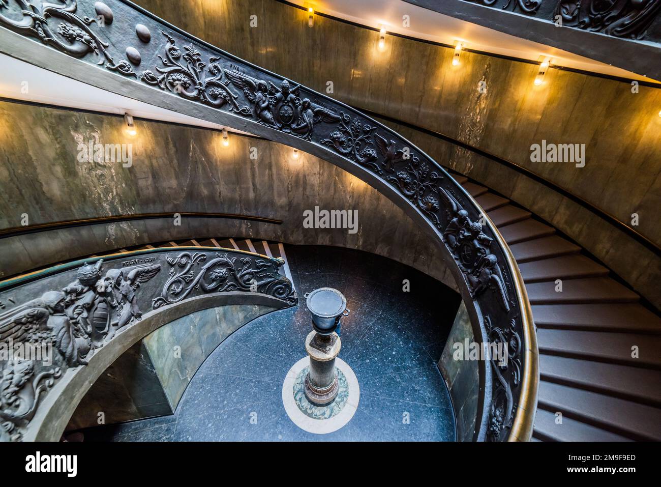 Scala del Bramante nei Musei Vaticani della Città del Vaticano. Roma, Italia. La scala a chiocciola a doppia elica è la famosa destinazione di viaggio. Foto Stock