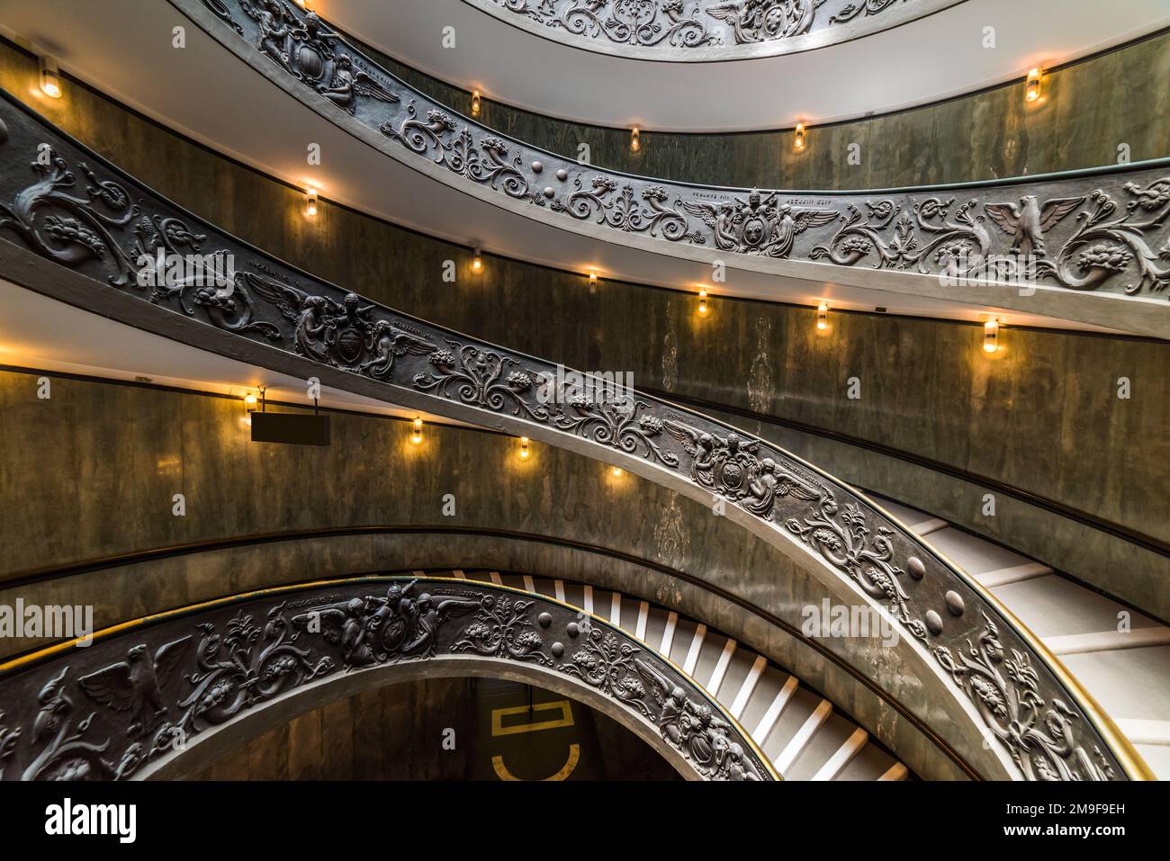Scala del Bramante nei Musei Vaticani della Città del Vaticano. Roma, Italia. La scala a chiocciola a doppia elica è la famosa destinazione di viaggio. Foto Stock