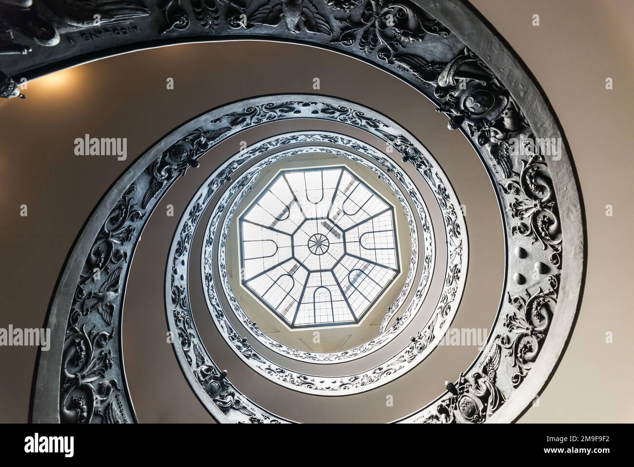 Scala del Bramante nei Musei Vaticani della Città del Vaticano. Roma, Italia. La scala a chiocciola a doppia elica è la famosa destinazione di viaggio. Foto Stock