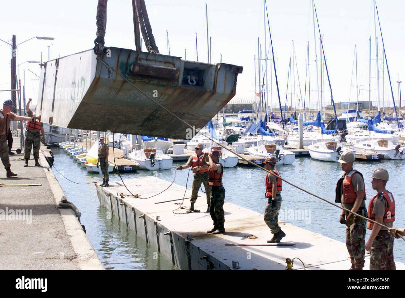 Soldati dell'esercito DEGLI STATI UNITI (USA) assegnati alla 331st Transportation Company, abbassano una sezione di un molo Trident in acqua durante l'esercizio TURBO PATRIOT, un esercizio Joint Logistics Over-the-Shore (JLOTS), a Camp Pendleton, California (CA). Soggetto operativo/Serie: TRUBO PATRIOT base: Marine Corps base Camp Pendleton Stato: California (CA) Paese: Stati Uniti d'America (USA) Foto Stock