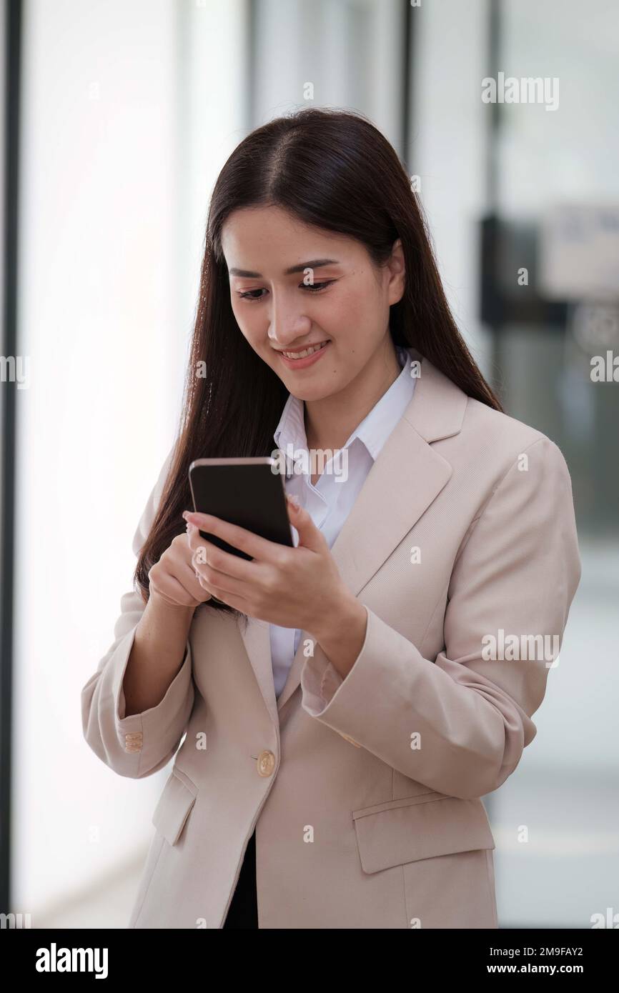 Una donna d'affari completa KYC utilizzando un programma di online banking per aprire un conto di risparmio digitale. La definizione di sicurezza informatica Foto Stock
