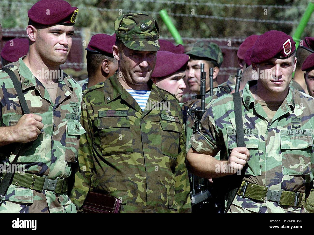 I paracadutisti dell'esercito DEGLI STATI UNITI della 82nd divisione Airborne, Fort Bragg, North Carolina, posa per una foto con un soldato dell'esercito del Kazakistan durante l'esercitazione del battaglione di Peackeeping dell'Asia centrale (CENTRASBAT) 2000, Almaty, Kazakhstan (KAZ), mercoledì 13 settembre 2000. L'esercizio CENTRASBAT 2000 è un esercizio multinazionale, nello spirito del partenariato per la pace, il mantenimento della pace e l'aiuto umanitario, sponsorizzato dal comando centrale degli Stati Uniti (CENTCOM USA) e ospitato dall'ex Repubblica Sovietica Kazakistan in Asia centrale, il 11-20 settembre 2000. I partecipanti all'esercitazione includono circa 300 truppe statunitensi i. Foto Stock