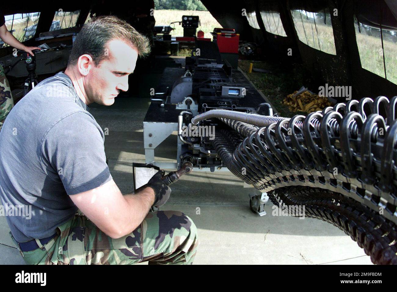 IL sergente tecnico dell'aeronautica DEGLI STATI UNITI Kenneth Childre, un mestiere di sistemi di Munnitions, 31st manutenzione Squadron, Aviano Air base, Italia, finisce ciclando un sistema universale di carico delle munizioni (UAL) in modo che possa essere caricato. Esercizio di addestramento IRON CLAW, Kuchyna AB, Slovacchia (SVK), 14 settembre 2000. Soggetto operativo/Serie: IRON CLAW base: Kuchyna Air base Paese: Slovacchia (SVK) scena comando maggiore mostrato: USAFE Foto Stock