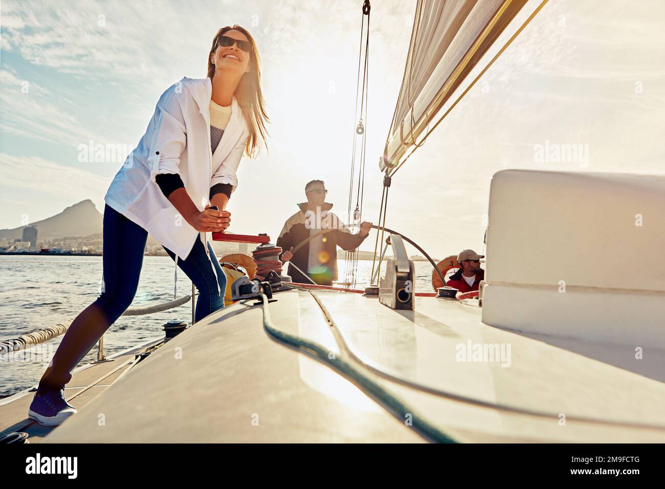Viaggi in barca, coppia e mare, vacanze di riposo e investimento di ricchezza per hobby e volante di squadra. Ricco, divertente e vela di felice, maturo Foto Stock Viaggi in barca, coppia e mare, vacanze di riposo e investimento di ricchezza per hobby e volante di squadra. Ricco, divertente e vela di felice, maturo Foto Stock