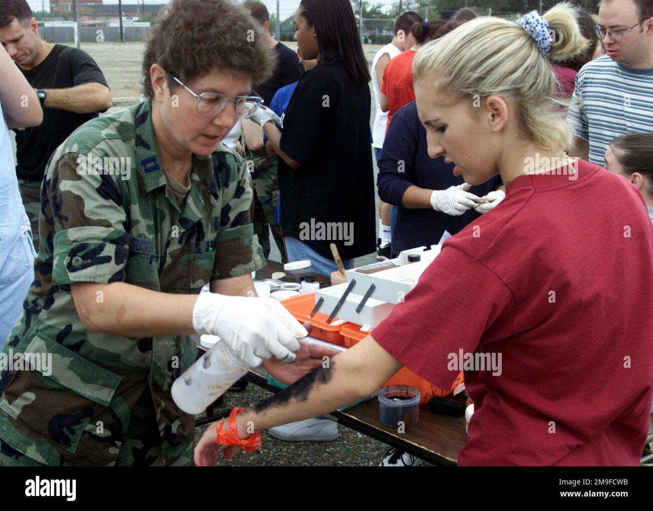 Il Capitano dell'aeronautica STATUNITENSE Barbara Susen (sinistra), 2nd Aerospace Medical Squadron, Barksdale Air Force base, Louisiana, applia il moulage a un partecipante durante il programma di valutazione della capacità di risposta alle emergenze (HAZARDOUS Material, HAZMAT) (CHER-CAP) presso la zona fieristica dello stato della Louisiana, Shreveport, LOUISIANA, LA, il 20th settembre 2000. Lo CHER-CAP ha testato le squadre di risposta alle emergenze e l'industria locale delle parrocchie di Caddo e Bossier risponde a incidenti materiali pericolosi. Base: Louisiana state Fairgrounds Stato: Louisiana (LA) Nazione: Stati Uniti d'America (USA) Foto Stock