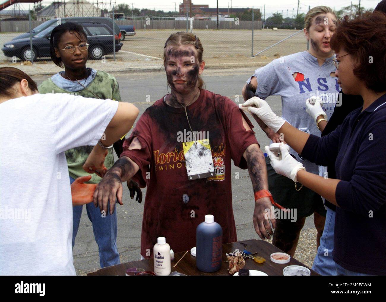 US Air Force AIRMAN First Class Jenny Johnson (a sinistra), 2nd Aerospace Medical Squadron e Technical Sergeant Stacy Tapia (a destra), 2nd Medical Support Squadron, Barksdale Air Force base, Louisiana, applia il moulage a Meranda Fowler, un partecipante all'esercizio, Durante il programma di valutazione della capacità di risposta alle emergenze (CHER-CAP) del materiale pericoloso completo (HAZMAT) presso la zona fieristica dello Stato della Louisiana, Shreveport, LOUISIANA, il 20th settembre 2000. Lo CHER-CAP ha testato le squadre di risposta alle emergenze e l'industria locale delle parrocchie di Caddo e Bossier risponde a incidenti materiali pericolosi. Base: Louisiana Foto Stock