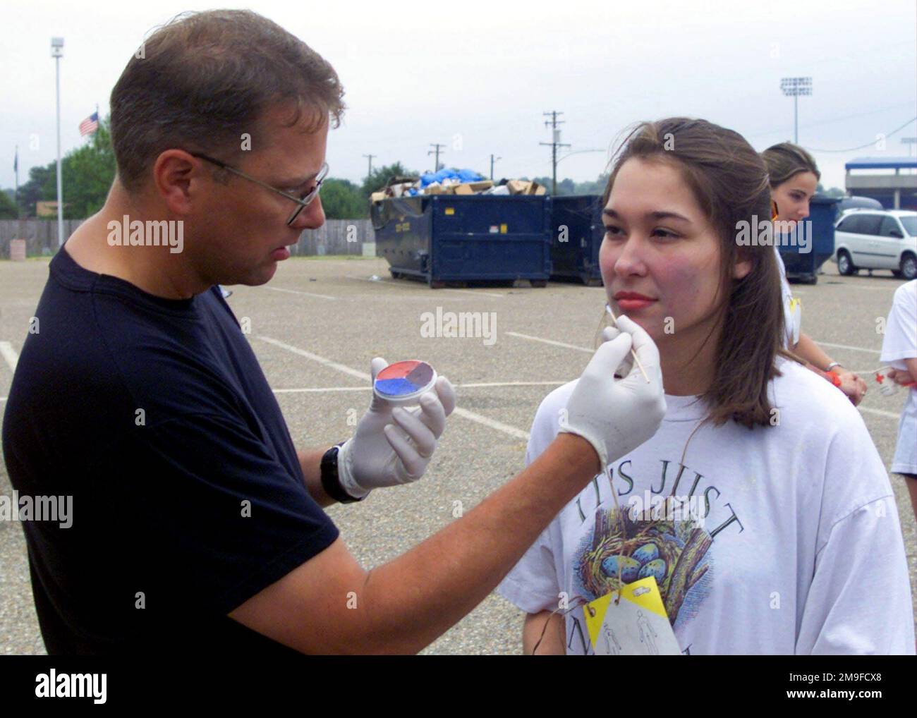 IL MAESTRO DELL'AVIAZIONE STATUNITENSE Sergente Keith Pudlowski (sinistra), 2nd Aerospace Medical Sqaudron, Barksdale Air Force base, Louisiana, applaude il moulage a Casey Hoffman, un partecipante all'esercizio durante il programma di valutazione della capacità di risposta alle emergenze (CHER-CAP) presso la zona fieristica dello Stato della Louisiana, Shreveport, LA, IL 20th settembre 2000. Lo CHER-CAP ha testato le squadre di risposta alle emergenze e l'industria locale delle parrocchie di Caddo e Bossier risponde a incidenti materiali pericolosi. Base: Louisiana state Fairgrounds Stato: Louisiana (LA) Paese: Stati Uniti d'America (. Foto Stock