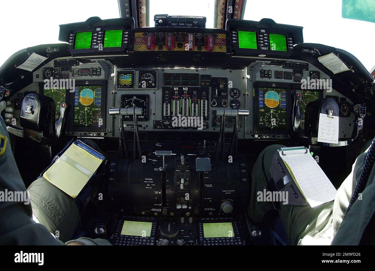 Una panoramica delle nuove tecnologie di 'Glass Cockpit' su un aeromobile Starlifter C-141C della 89th Airlift Squadron (USAFR), base dell'aeronautica militare Wright-Patterson, Ohio. Più di sessanta aeromobili dell'attuale flotta C-141 saranno sottoposti a importanti modifiche. Ciascuno riceverà il sistema di controllo dei voli All Weather (AWFCS) composto da un autopilota digitale, un display avionico avanzato e un sistema di prevenzione delle collisioni a terra (GCAS). Altri miglioramenti importanti includono un sistema difensivo (DS), un sistema di indicazione della quantità di carburante e modifiche GPS. I gruppi display visti davanti a ciascun pilota sono il Display Aionic Foto Stock